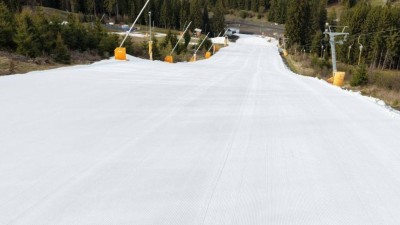 N&iacute;zk&eacute; nočn&iacute; teploty st&aacute;le udržuj&iacute; sjezdovku v Potůčk&aacute;ch ve skvěl&eacute;m stavu. Foto: SKIPOT