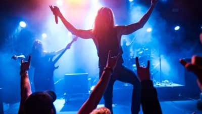 Z&aacute;mek Pětipsy v plamenech rocku: 5. ročn&iacute;k Pětifestu slibuje n&aacute;lož energie i pomoc pam&aacute;tce