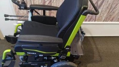 Hledaný invalidní vozík našli strážníci v křoví. Bude vrácen majitelce