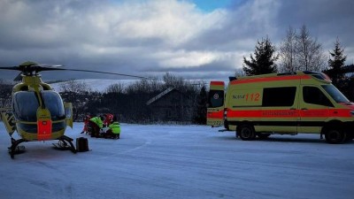 Děsivý úraz při lyžování v Krušných horách! Pro chlapce s hlubokou řeznou ranou přiletěl vrtulník z Německa