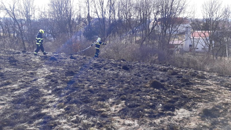 Hasiče stále zaměstnávají požáry trávy. Foto: HZS Ústeckého kraje