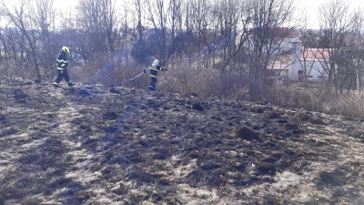 FOTO: Hasiče stále zaměstnávají požáry trávy. Dnes hořel u Vroutku i les