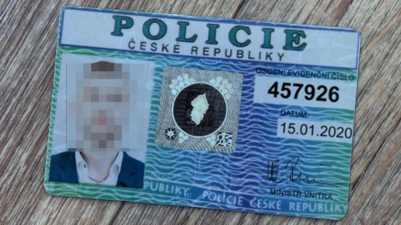 Podvodn&iacute;ci často použ&iacute;vaj&iacute; padělan&eacute; služebn&iacute; průkazy. Foto: Policie ČR