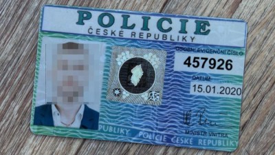 Fale&scaron;n&iacute; policist&eacute; přiměli ženu k vyř&iacute;zen&iacute; &uacute;věru za stovky tis&iacute;c