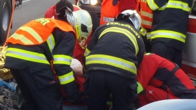 PRÁVĚ TEĎ: Pozor na dálnici na Chomutov, u nehody tam zasahují záchranáři