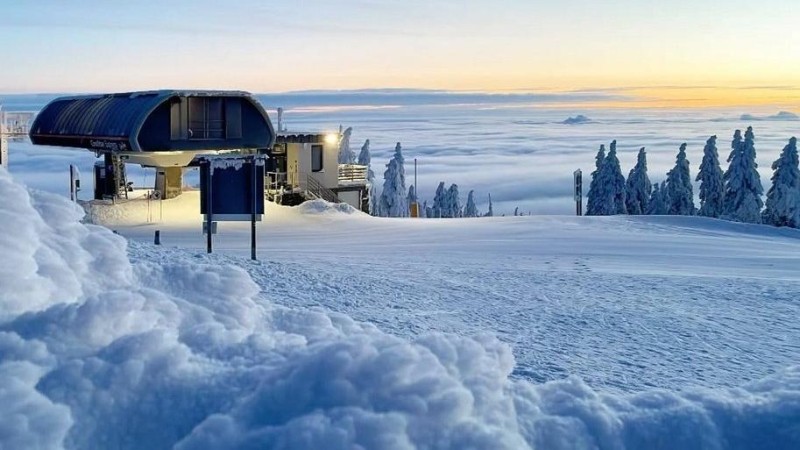 Vzpom&iacute;nejte... jak dlouho jste neviděli slun&iacute;čko? Takhle to vypad&aacute; na Kl&iacute;novci. Foto: Skiare&aacute;l Kl&iacute;novec