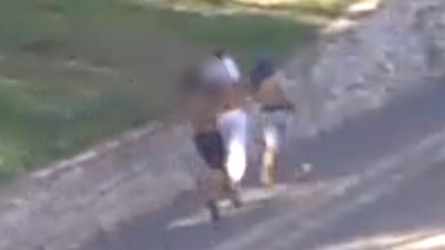 VIDEO: Hyenismus za bílého dne: Trio mladíků si v Žatci počíhalo na seniora a okradlo ho!