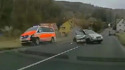 VIDEO: Palubní kamera zachytila nehodu osobního auta se sanitkou