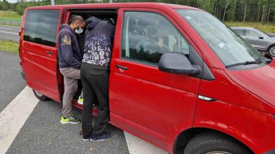 AKTUALIZUJEME: Řidič převážel ve vozidle 30 migrantů, mezi nimi i děti. Měli namířeno do Německa