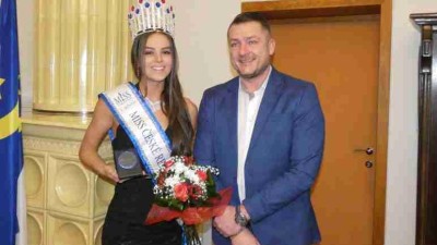 Miss ČR 2022 Andrea Kaplanová navštívila lounskou radnici a podepsala se do pamětní knihy
