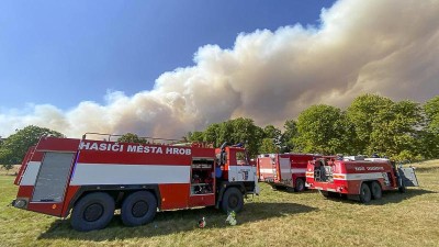 VIDEO: Takto bojují stovky hasičů s velkým požárem u Hřenska. Velký sestřih záběrů