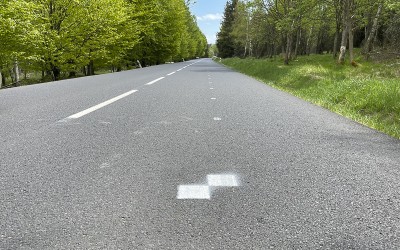 Tajemné bílé čtverčíky pokrývají silnice v Ústeckém kraji. Mají jediný smysl