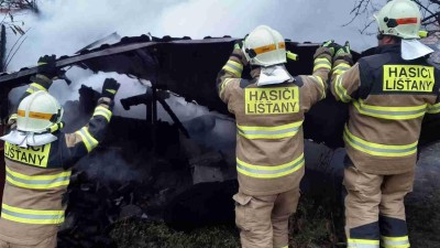 FOTO: V Nové Vsi hořela zahradní chatka. Škoda jde do statisíců