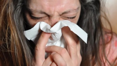 Ministerstvo zdravotnictví očekává nárůst respiračních a chřipkových onemocnění. Vyzývá k očkování