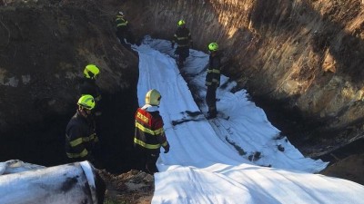 Hasiči připravili jámu, ve které následně odtékající hasební vodu dekontaminují. Foto: HZS Středočeského kraje