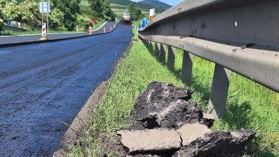 Silničáři se zakousli do silnice. Frézují u Želkovic