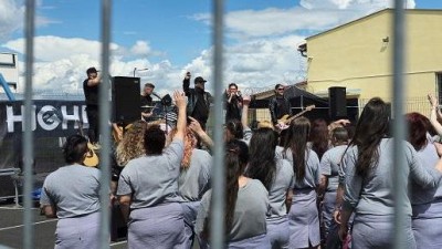 Skupina Highland pobavila odsouzené ženy a upozornila na problémy českého vězeňství