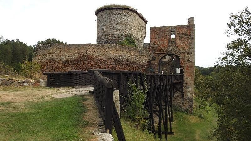 Hrad Krakovec je známý jako hrad Brtník z filmu Ať žijí duchové. Foto: Jitka Fárová