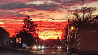 Takto zachytil východ slunce čtenář při cestě z noční směny v ulici Slovenského národního povstání v Mostě. Foto: čtenář