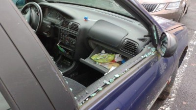 Policie pátrá po zloději, který v Lounech vykradl auto. Jeho majitel udělal tuhle zásadní chybu!
