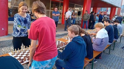 NAPSALI JSTE NÁM: Podbořanské naděje sehrály simultánní partii se šachovou velmistryní