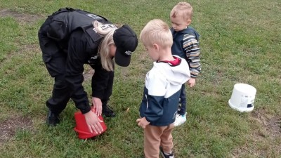 Strážníci ze Žatce navštívili děti ve školičce Sedmikrásky. Foto: Žatecký maják