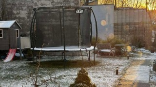 Brrr. Sluníčko sice láká z vyhřáté postele, ale pohled na bílý poprašek hned zastudí. Foto: redakce