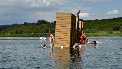 Nápis MOST na jezeře není prolézačka! Plavci opakovaně porušují zákaz