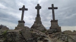 TIP NA VÝLET: Tajemné Tři Kříže v Slavkovském lese provází několik legend. Upolínová louka je zase domovem vzácných rostlin