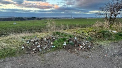 Úklid nepořádku a černých skládek stojí město peníze i čas