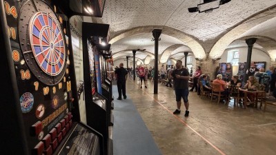 VIDEO: Stovky &scaron;ipkařů zaplnily Pivovar Děč&iacute;n. Fin&aacute;le Jackpot Cupu rozdalo statis&iacute;ce