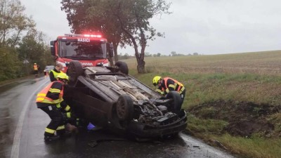 AKTUÁLNĚ: V Bezděkově u Žatce skončilo auto na střeše