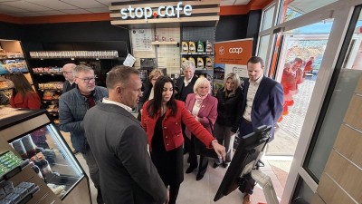 Koncept spojení čerpací stanice se samoobslužnou prodejnou představili zástupci společností médiím a představitelům blízkých samospráv ve středu 10. prosince. Foto: Oldřich Hájek