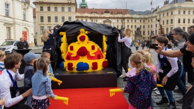 Kladenská továrna Lego slaví na Hradě. Vystavila obří korunu z kostiček