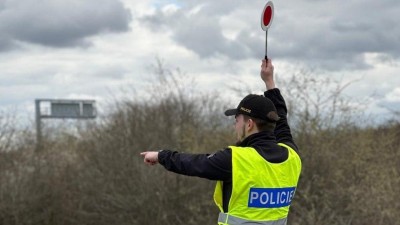 Speed Marathon 2026: Policie ve středu obsad&iacute; silnice v kraji. Kde v&scaron;ude se na Lounsku bude měřit?