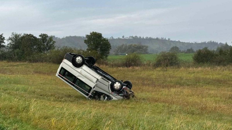 Při poslední nehodě v této zatáčce skončilo vozidlo převrácené v poli. Foto: Oldřich Hájek