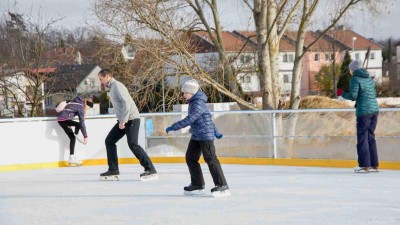 V Podbořanech se už bruslí. V sobotu se tam otevřelo kluziště. Foto: Laurencia Helásková