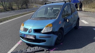 Osobní automobil po havárii u Obrnic. Foto: e-mostecko.cz