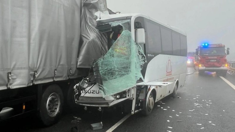 Při nehodě autobusu a kamionu se minulý týden zranilo devět lidí. Foto: PČR
