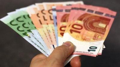 Ideální doba na nákup eur! Koruna včera posílila na desetileté maximum vůči t&ea