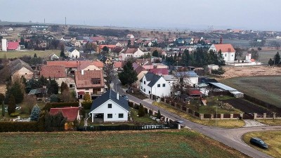 VIDEO: REPORTÁŽ: Jak se žije v Malém Březně? Obec na Mostecku s novou výstavbou a velk&