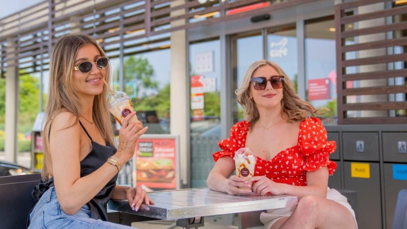 Mnoho zákazníků si v létě dopřává ledovou kávu právě na čerpacích stanicích. Foto: ORLEN Unipetrol