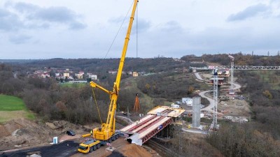 FOTO: Stavba obchvatu pokračuje! V Žiželicích proběhla montáž nosníků přes železniční trať