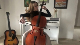 R&aacute;chel ček&aacute; z&aacute;sadn&iacute; miln&iacute;k i u hry na klav&iacute;r, kde se připravuje na absolutorium. K tomu se věnuje i hře na violoncello. Foto: archiv R&aacute;chel Borovsk&eacute;