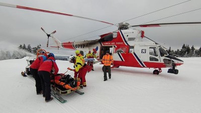 Noste helmu, varuje horská služba! Pro zraněného lyžaře po pádu na sjezdovce letěl záchranářský vrtulník
