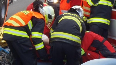 AKTUÁLNĚ: Při hromadné nehodě aut a autobusu na Podbořansku zemřel řidič, silnice I/27 je uzavřena