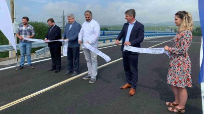 FOTO: V Prunéřově se otevřel nový silniční most. První auta by se po něm měla projet už zítra