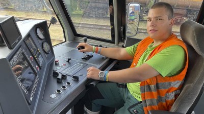 VIDEO: Unikátní lokomotivy, rozmanitá práce. Jsem rád, že jsem do toho šel, říká Jakub, strojvedoucí v Sev.en