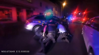 VIDEO: Řidič místo zastavení sešlápl plyn a začal ujíždět policistům. Zastavil ho až zátaras