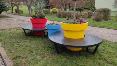 Barevné květináče a lavička zkrášlily prostor před žateckou školou v Podměstí